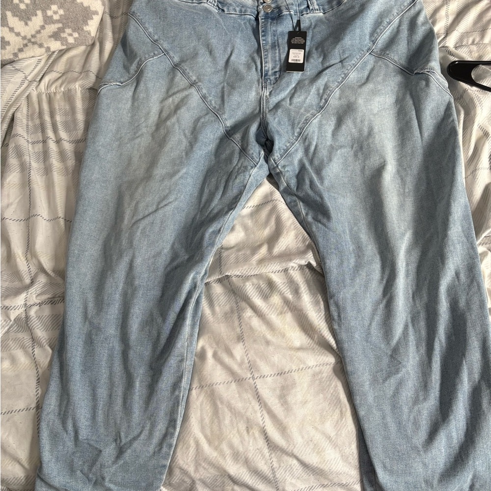 Fashion Nova Women's Straight Leg Jeans in Light Blue